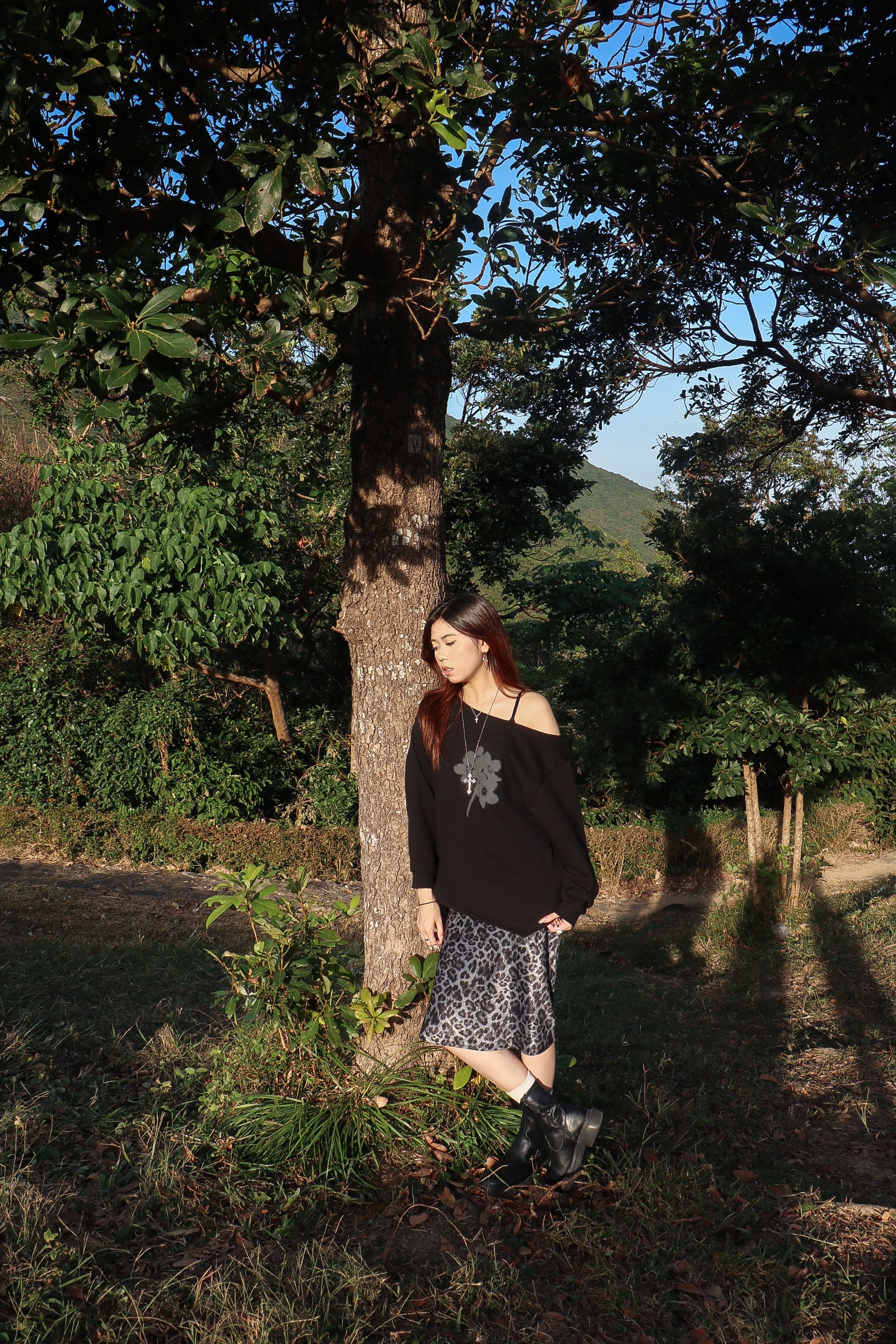 Floral Off-Shoulder Sweatshirt (Black)