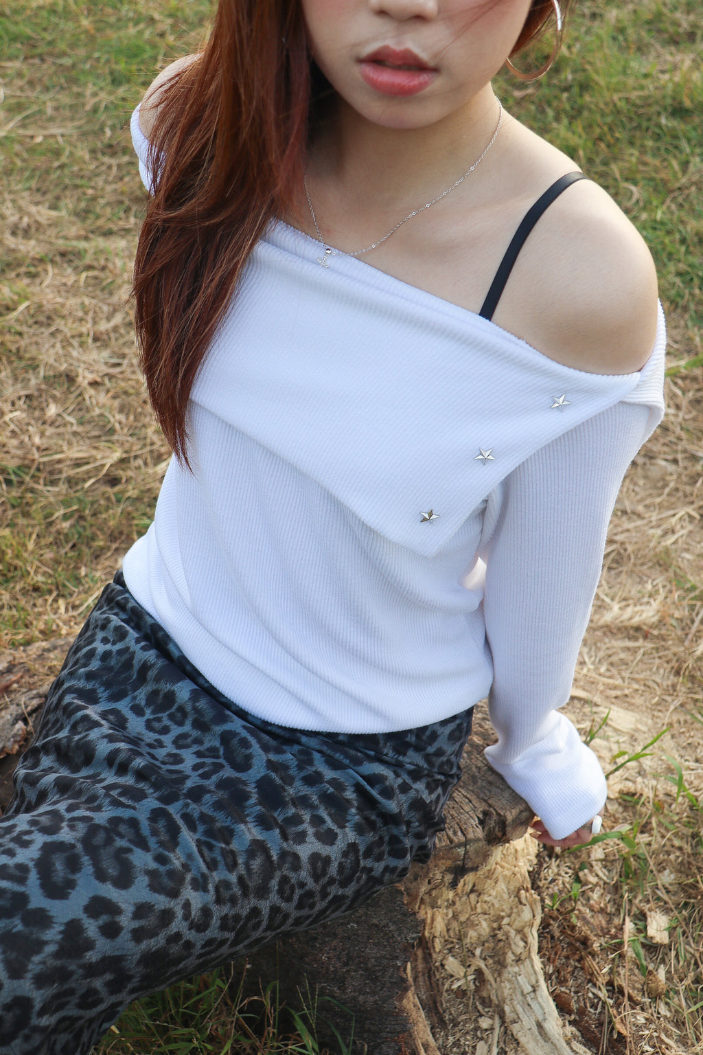 STAR Off-Shoulder Sweatshirt (White)