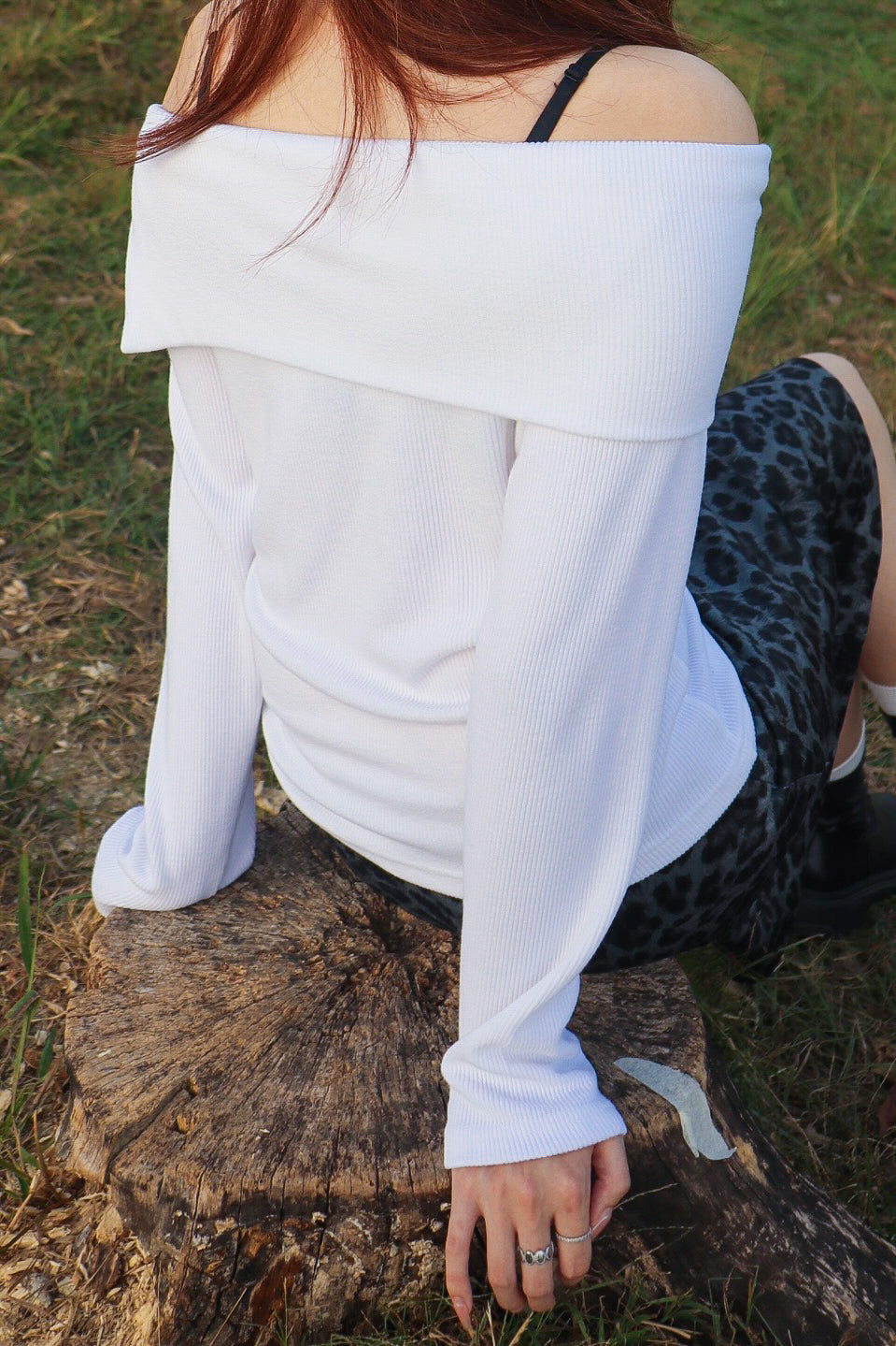 STAR Off-Shoulder Sweatshirt (White)