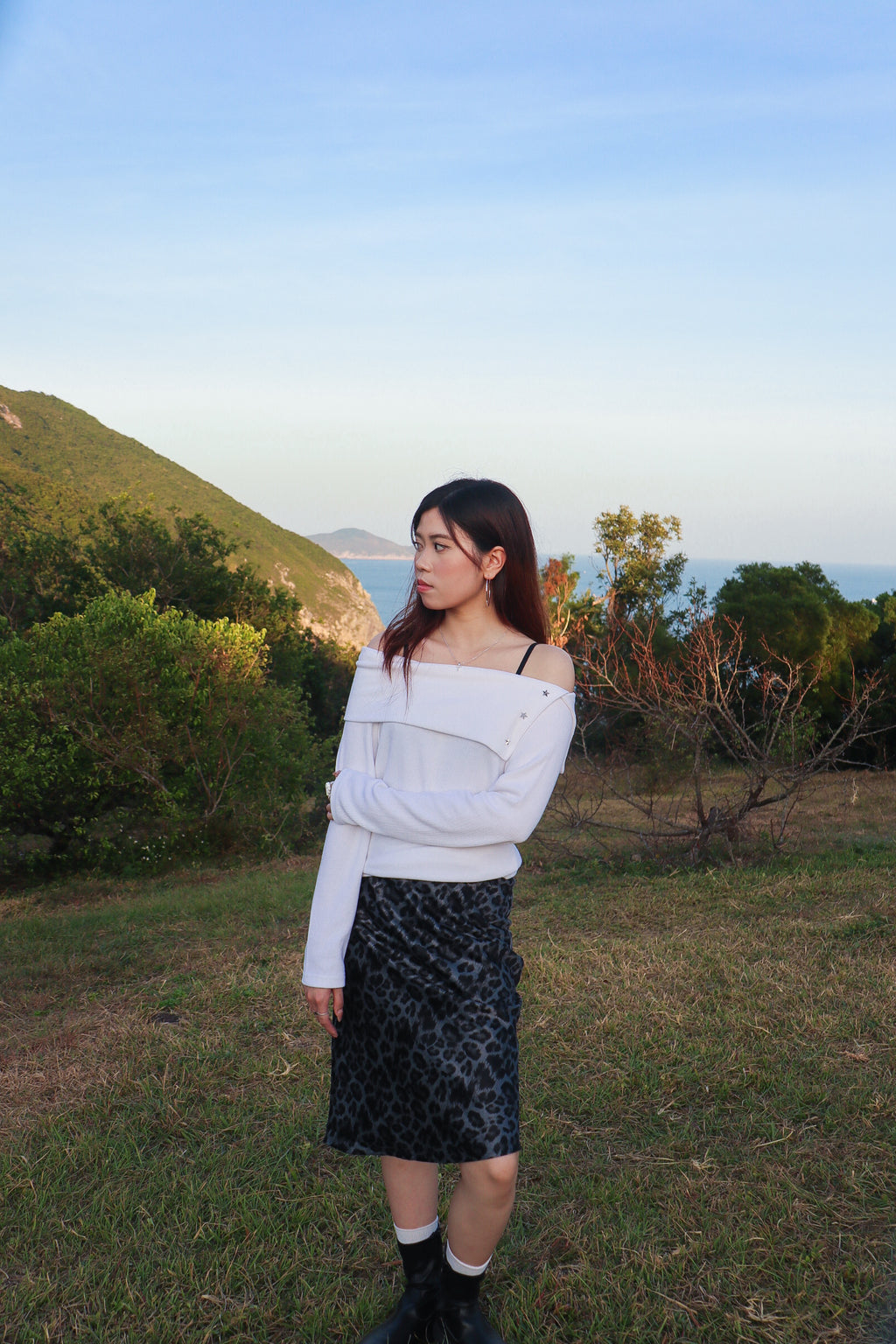 STAR Off-Shoulder Sweatshirt (White)