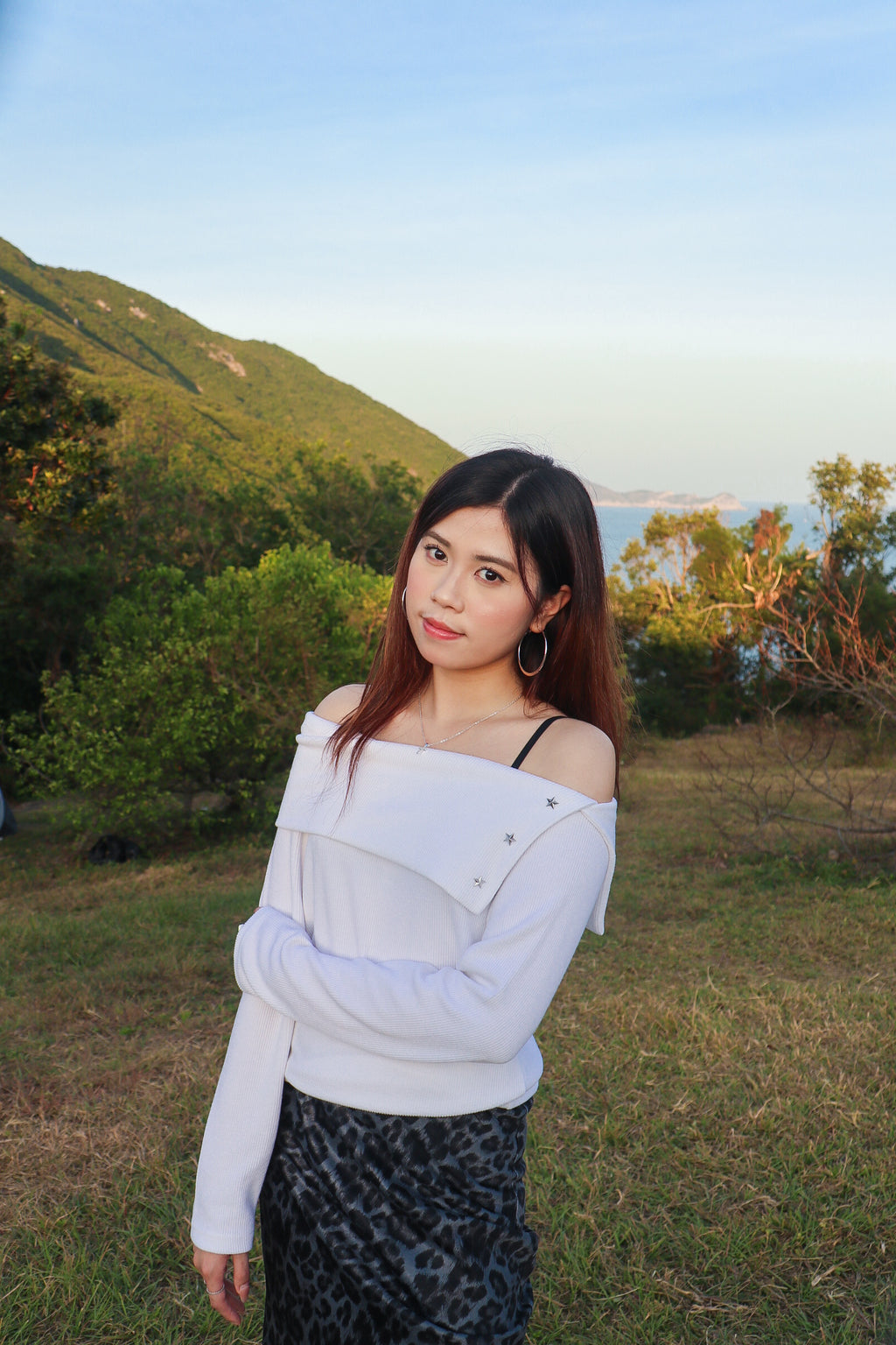 STAR Off-Shoulder Sweatshirt (White)