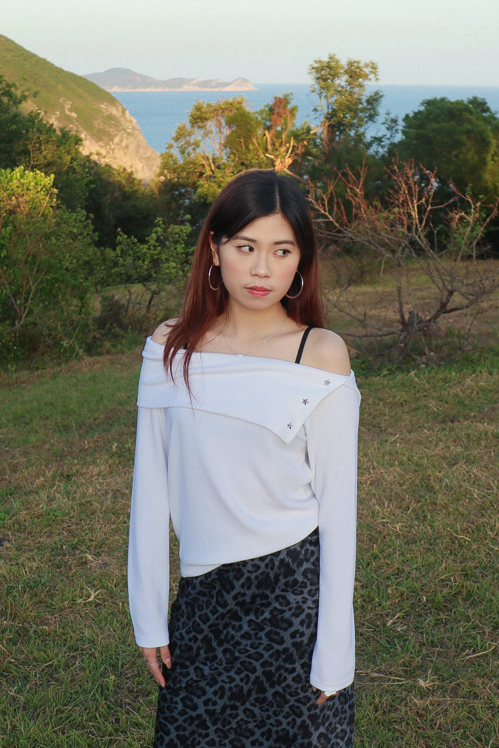 STAR Off-Shoulder Sweatshirt (White)