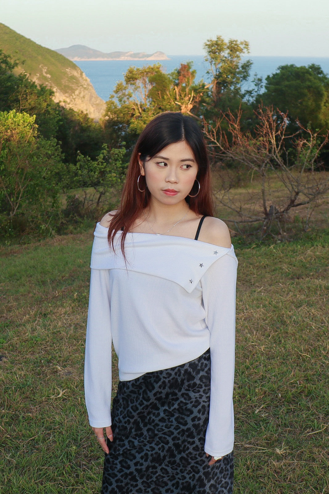 STAR Off-Shoulder Sweatshirt (White)