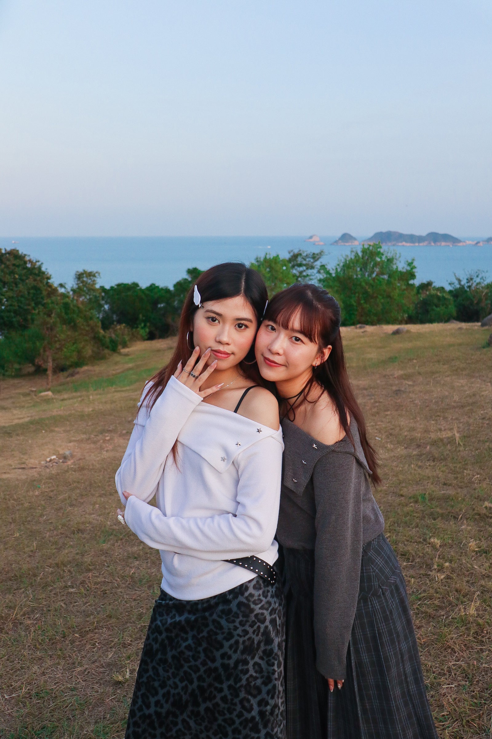 STAR Off-Shoulder Sweatshirt (Grey)