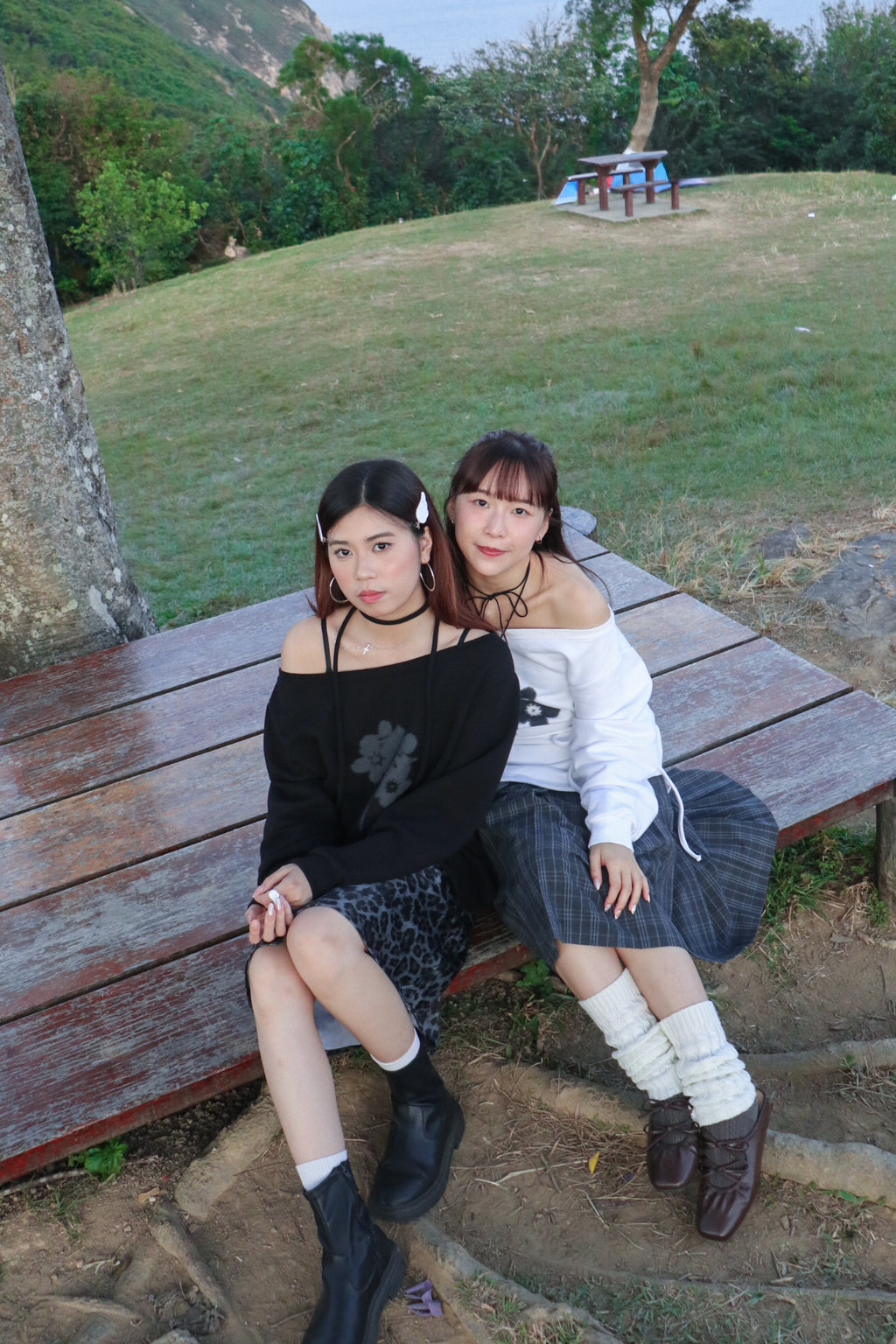 Floral Off-Shoulder Sweatshirt (Black)